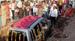 Семья в Индии потратила 500 тысяч на роскошные похороны машины (3 фото)