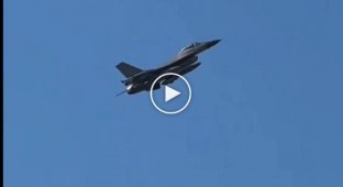 Самолет F-16 ВС ВСУ наносит удары высокоточными авиабомбами GBU-39 по позициям российских военных в Курской области