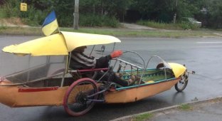 В Киеве сфотографировали дедушку на «вело-лодке»