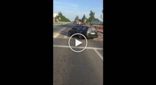 Пьяная женщина решила сделать «живой аварийный знак» видео