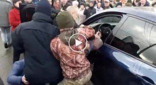 Киевляне попытались скрутить автохама на BMW X6 который собирался уехать