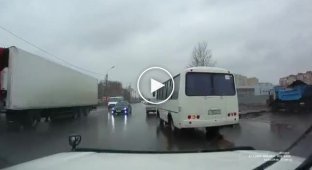 В Омске водитель Волги отвлекся и устроил массовое ДТП