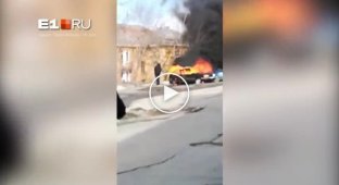 На Урале парень стоял рядом с горящей машиной и бросился в огонь (мат)