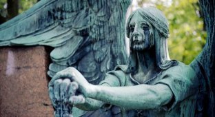 «Плачущий ангел» на могиле американского бизнесмена Фрэнсиса Хэсерота (4 фото)