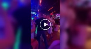 Охранник нокаутировал туриста в испанском баре