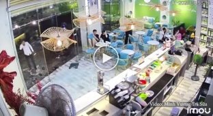 Хлопець розбив скляні двері кафе