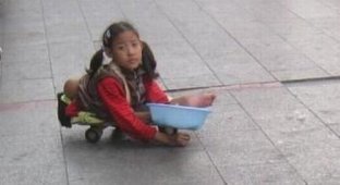 Девочка-попрошайка из Китая (6 фото)