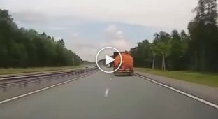 У бензовоза лопнуло в тот момент, когда девушка собралась его опередить