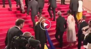 Украинка в желто-голубом платье облила себя «кровью» на лестнице Каннского кинофестиваля
