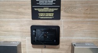 В туалете саратовского аэропорта показывали фильмы для взрослых (фото + видео)
