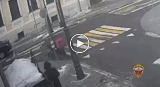 In Moscow, a passer-by dropped an envelope with money, which was immediately picked up by the Mercedes driver