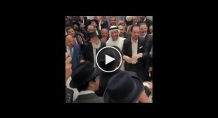 Танцы гостей на арабо-еврейской свадьбе