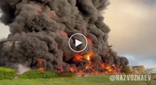 Apocalyptic scenes in the Cossack Bay area in Sevastopol after a Ukrainian UAV hit a fuel tank