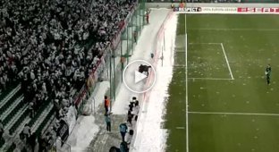 Футболистов закидали снежками во время матча