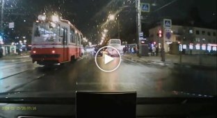 Гонки на городской мокрой дороге хорошо не заканчиваются