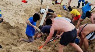 Парня, закопанного в песок на пляже, доставали спасатели (3 фото)