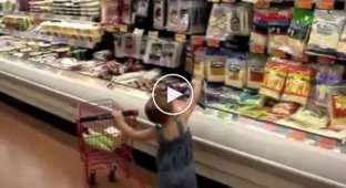 Малыш в супермаркете