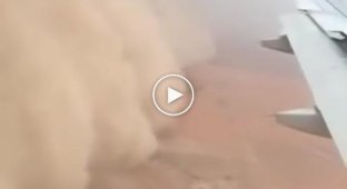 Пассажирский самолет уходит от песчаной бури в Кувейте