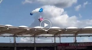 Парашутист мало не розбився під час передматчевого шоу