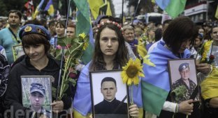 После парада в центре Киева прошли матери погибших в АТО защитников Украины