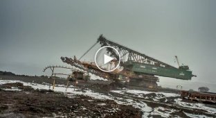 Таймлапс ходьбы огромного экскаватора