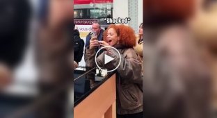 A piano duel right in the center of the train station: Lang Lang and a street musician