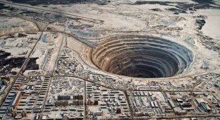 Portals to other worlds: a selection of giant and real-life earthly holes (18 photos)