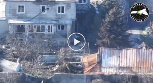 Бойцы подразделения аэроразведки атаковали FPV-дроном россиян, скрывавшихся в заброшенном доме
