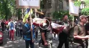 По центру Харькова пронесли гроб с Путиным