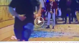 На протестах в США заметили странную девушку, пытавшуюся разбить бронированное стекло