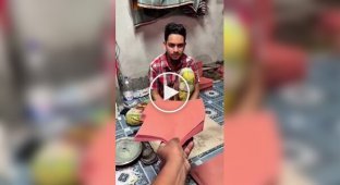 Быстрые руки: мужчина собрал сотню бумажных пакетов за считанные минуты