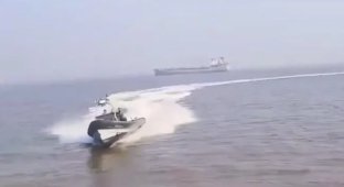 Военный катер врезался в паром с туристами в Индии (3 фото + 2 видео)