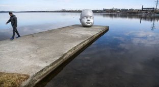 На берегу Верх-Исетского пруда установили гигантскую голову младенца (4 фото)