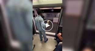 Пассажира метро «самоудалили» за выброшенный мусор