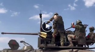 Расчет вражеского зенитного комплекса С-60 самоликвидируется из-за разрыва снаряда в стволе орудия..