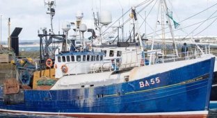 A Sailor Hosted A Tea Ceremony And "Sunk" A Fishing Vessel (2 photos)