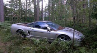 В лесополосе под Санкт-Петербургом найден брошенный спорткар Honda NSX (5 фото)