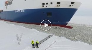 Финский моряк садится на движущийся корабль