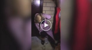 В России сняли на камеру издевательства школьницы над душевнобольной