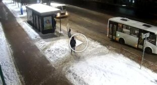 Русскую женщину даже автобус не остановит!