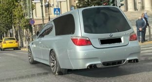 On the last journey with the breeze: BMW M5 hearse from Athens (4 photos)