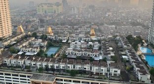 Пригород Джакарты, который построили прямо на крыше ТЦ (7 фото)