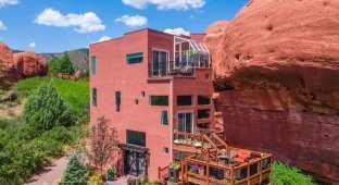 A house in Colorado that resembles the Flintstones' home is up for sale (9 photos)