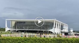 Бразилія. Сотні прихильників екс-президента Жаїра Болсонару штурмували будівлю Національного конгресу