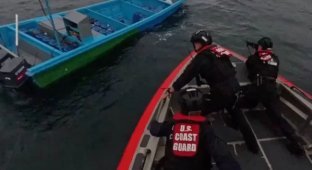 The US Coast Guard intercepted a record-breaking shipment of cocaine in the Pacific Ocean (3 photos + 1 video)