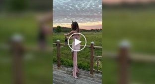 Дівчина вирішила ефектно відкрити шампанське