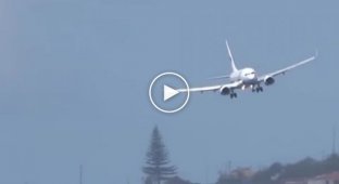 Опытный пилот Боинг-737 борется с боковым ветром на Мадейре