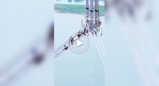 Нелегкая работа монтажников на высоковольтных линиях в Китае