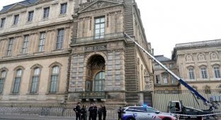 В сети появилось видео побега грабителей из Лувра (2 фото + 2 видео)