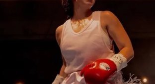 Sydney Sweeney Changed Her Look (4 Photos + Video)